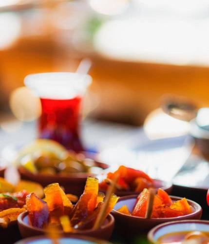 Una mesa con platos de comida sobre una mesa. en La Local Beach House Yalıkavak, en Yalıkavak