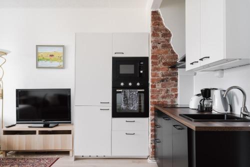 Nhà bếp/bếp nhỏ tại Renovated Top Floor Studio in Kallio