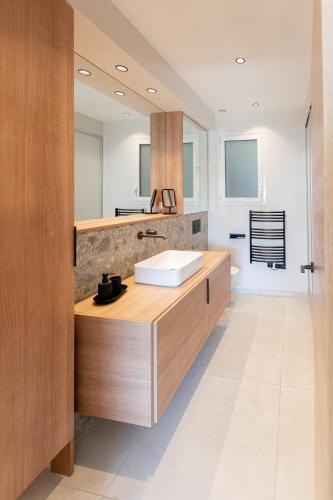 une salle de bain avec un lavabo et un miroir dans l'établissement Sublime T3 de standing - Croisette Cannes - Vue mer, à Cannes