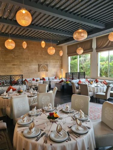 Restaurant ou autre lieu de restauration dans l'établissement La Tour Hassan Palace