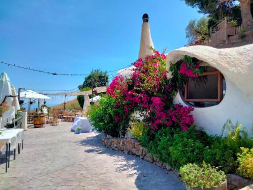 un edificio con flores a un lado. en Hotel Rural los Caracoles, en Frigiliana
