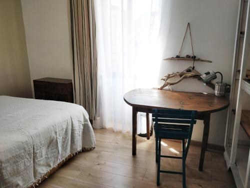 une table dans une chambre avec un lit et une chaise dans l'établissement Chambre chez l'habitant, à Saint-André-de-Sangonis