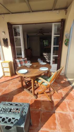 une table et des chaises en bois sur une terrasse dans l'établissement Joli T3 La Louvière, à Toulon