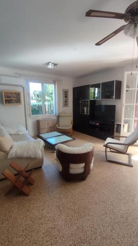 un salon rempli de meubles et d'une télévision à écran plat dans l'établissement Joli T3 La Louvière, à Toulon