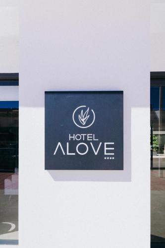 Un certificado, premio, letrero u otro documento en HOTEL ALOVE