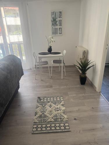 - une chambre avec une table, une table et des chaises dans l'établissement Appartement cosy, à Cannes