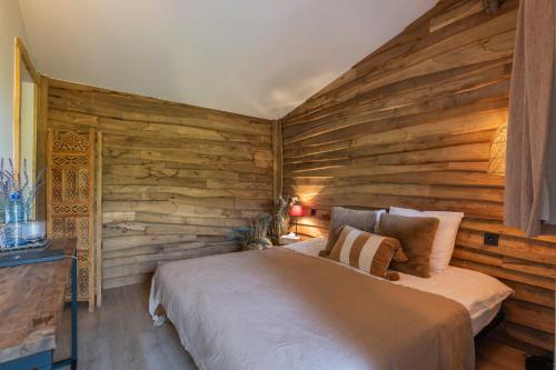 Ένα ή περισσότερα κρεβάτια σε δωμάτιο στο Cabin Margot with hot tub in private garden