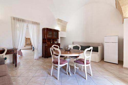 a dining room with a table and chairs at Domus Aviae - No ZTL in Lecce