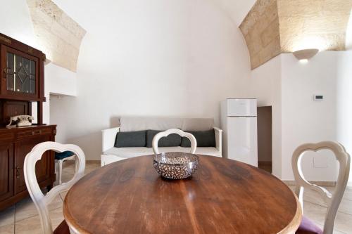 a dining room with a wooden table and chairs at Domus Aviae - No ZTL in Lecce