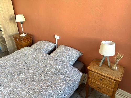 une chambre avec un lit et une table avec une lampe dans l'établissement Appartement avec balcon au coeur des commerces et de la Plage de Berck, à Berck-sur-Mer