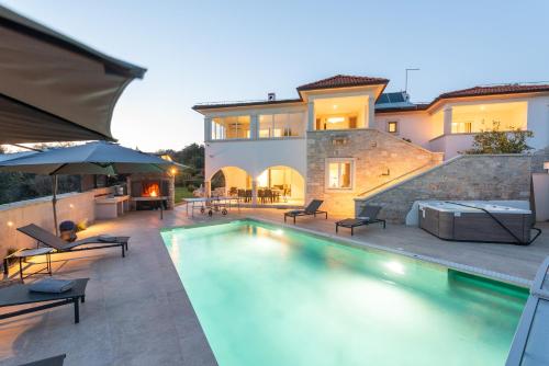 Bazén v ubytování Villa Salteria 3, pool, private territory, pinery nebo v jeho okolí