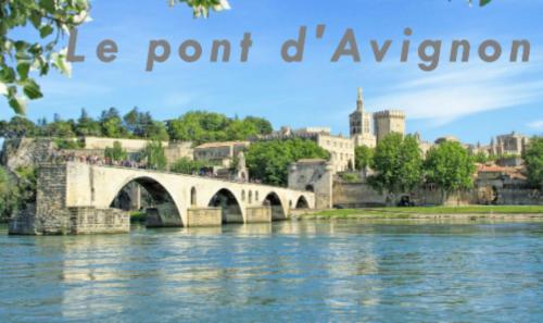 un pont sur une rivière avec les mots le point d'avion dans l'établissement Studio agréable aux portes des remparts, à Avignon