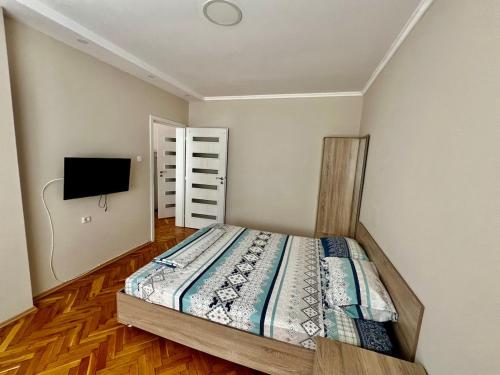 Ένα ή περισσότερα κρεβάτια σε δωμάτιο στο Modern Nostalgia Apartment