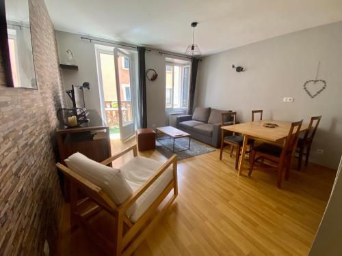 un salon avec une table et un canapé dans l'établissement Duplex 60m2 vieux centre avec balcon, à Barcelonnette