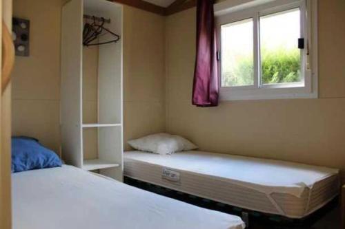Postel nebo postele na pokoji v ubytování Camping 3 étoiles - Piscine - eehgef