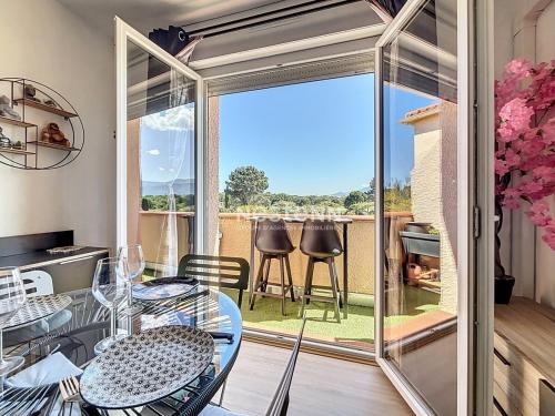 Cette chambre dispose d'une table, de chaises et d'un balcon. dans l'établissement 3743-T2 lumineux à 5 min de la plage, à Argelès-sur-Mer