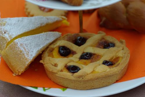 Makanan di atau berdekatan rumah tamu ini