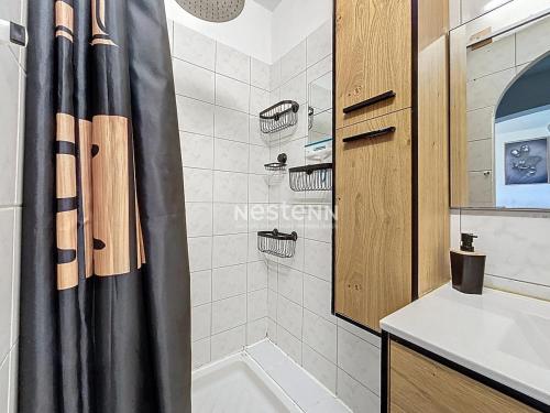 une salle de bain avec un rideau de douche et un lavabo dans l'établissement 3743-T2 lumineux à 5 min de la plage, à Argelès-sur-Mer