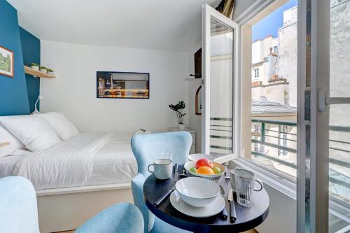 Cette chambre comprend une table avec un bol de fruits. dans l'établissement Le Reve Parisien a Montorgueil, à Paris
