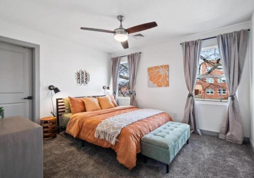 Letto o letti in una camera di Gorgeous Remodel Game Room Sleeps 8