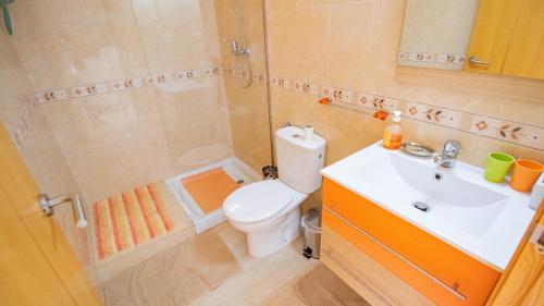 Un baño con inodoro, lavabo y ducha. en Lira 1013, en San Juan de los Terreros