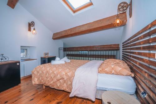 une chambre avec un lit et un parquet dans l'établissement Joli appartement avec Mezzanine, à Roquemaure