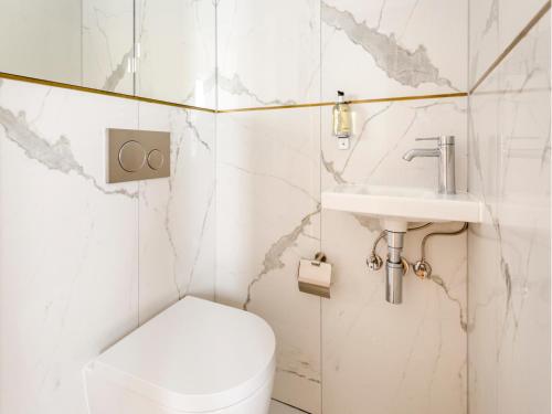 une salle de bain avec toilettes et lavabo dans l'établissement Merveil - Luxury Suite - Tour Eiffel - Bac II, à Paris