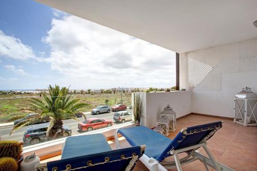 a balcony with chairs and a view of a parking lot at Casa Rosa in Costa Teguise