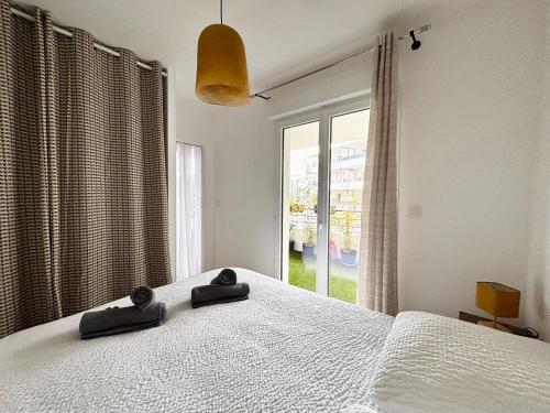 une chambre avec un lit et une grande fenêtre dans l'établissement Casamea - Terrasse, Proche Hôpital, WiFi, Clim, à Ajaccio