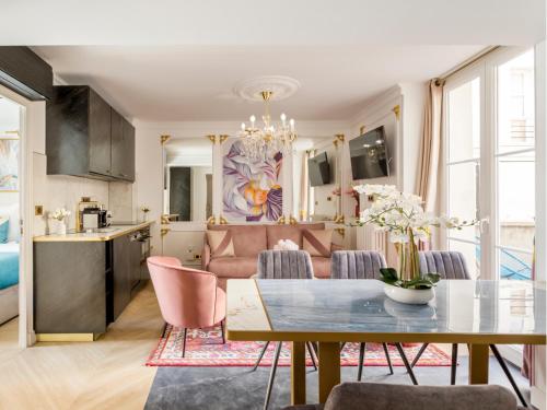 une cuisine et un salon avec une table et des chaises dans l'établissement Merveil - Luxury Suite - Tour Eiffel - Bac II, à Paris