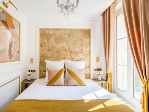 une chambre avec un lit et une fenêtre dans l'établissement Merveil - Luxury Suite - Tour Eiffel - Bac II, à Paris