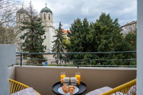 Luminous 2BDR with Balcony & View in the center