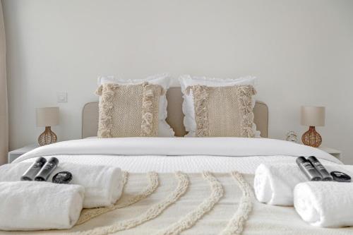 un lit blanc avec des serviettes et des oreillers dessus dans l'établissement Sublim and new apartment in Buttes-Chaumont, à Paris