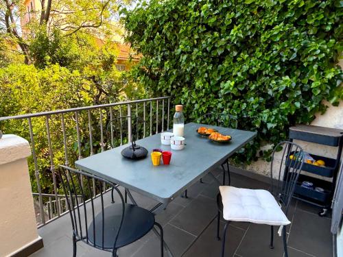 une table avec de la nourriture et des boissons sur un balcon dans l'établissement Villa Iza, à Toulon