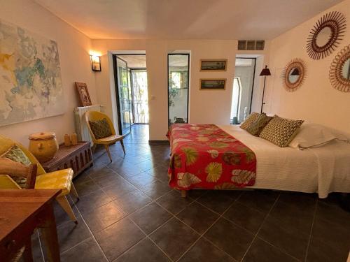 une chambre avec un lit, une table et des chaises dans l'établissement Villa Iza, à Toulon
