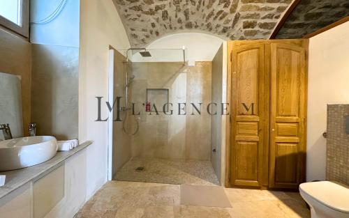 une salle de bain avec douche et lavabo dans l'établissement Casa Louisa Typique & piscine LUMIO, à Lumio