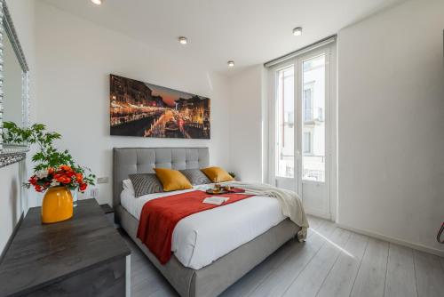 Un dormitorio con una cama y un cuadro en la pared. en tHE Milanese Glow - Bocconi Prada IEO Area, en Milán