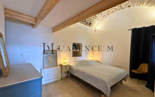 une chambre avec un lit et un panneau sur le mur dans l'établissement Casa Louisa Typique & piscine LUMIO, à Lumio