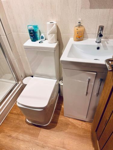 Ένα μπάνιο στο High Street Duplex 3 Bed Flat