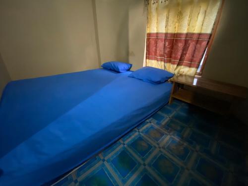 Ένα ή περισσότερα κρεβάτια σε δωμάτιο στο Komodo Star Homestay