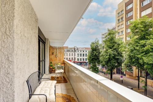 un balcon avec vue sur une ville dans l'établissement L'ideal Luxe et Terrasse pres de Republique, à Paris