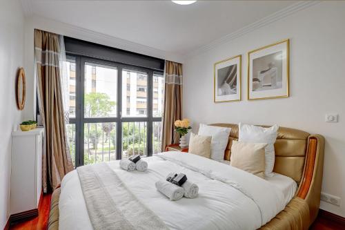 une chambre avec un grand lit avec des serviettes dessus dans l'établissement L'ideal Luxe et Terrasse pres de Republique, à Paris