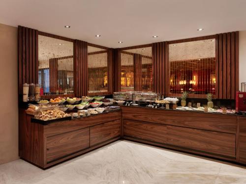 una fila di buffet in un ristorante con cibo in esposizione di Shining Star Hotel a Istanbul
