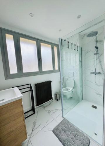 une salle de bain avec une douche en verre et des toilettes dans l'établissement Maison Bordeaux Caudéran, à Bordeaux