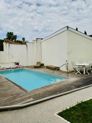 - une petite piscine à côté d'un bâtiment dans l'établissement Maison Bordeaux Caudéran, à Bordeaux