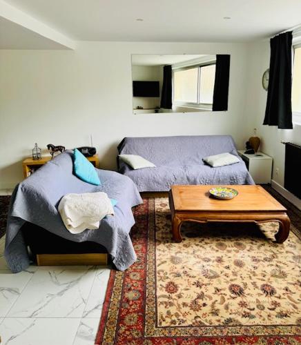 - un salon avec un lit et une table basse dans l'établissement Maison Bordeaux Caudéran, à Bordeaux