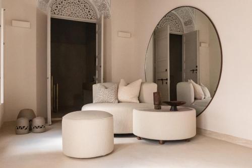 Un lugar para sentarse en Riad Djannaat Exceptional private riad pool staff