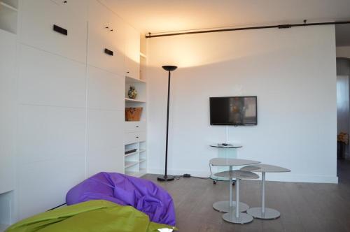 un salon avec une table et une télévision dans l'établissement Appart 2 pièces 4 couchages BANYULS SUR MER BN100-D142, à Banyuls-sur-Mer