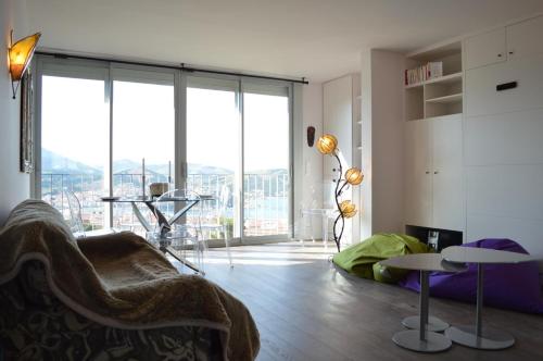 un salon avec un canapé et une grande fenêtre dans l'établissement Appart 2 pièces 4 couchages BANYULS SUR MER BN100-D142, à Banyuls-sur-Mer