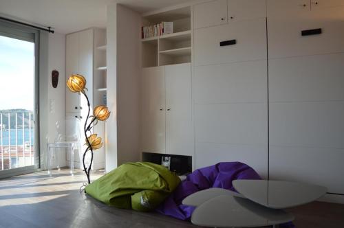 un salon avec une table et un canapé dans l'établissement Appart 2 pièces 4 couchages BANYULS SUR MER BN100-D142, à Banyuls-sur-Mer